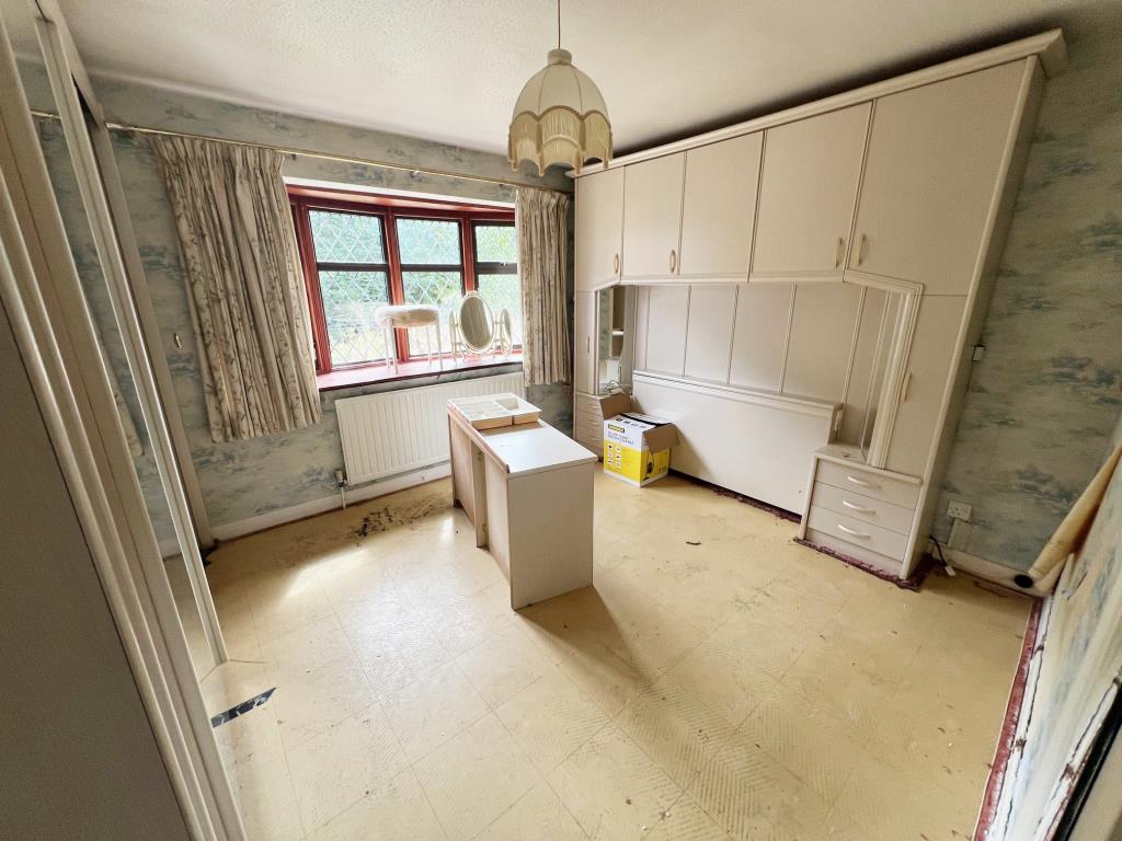 Lot: 19 - DETACHED BUNGALOW FOR REFURBISHMENT - Double bedroom with some fitted bedroom furniture